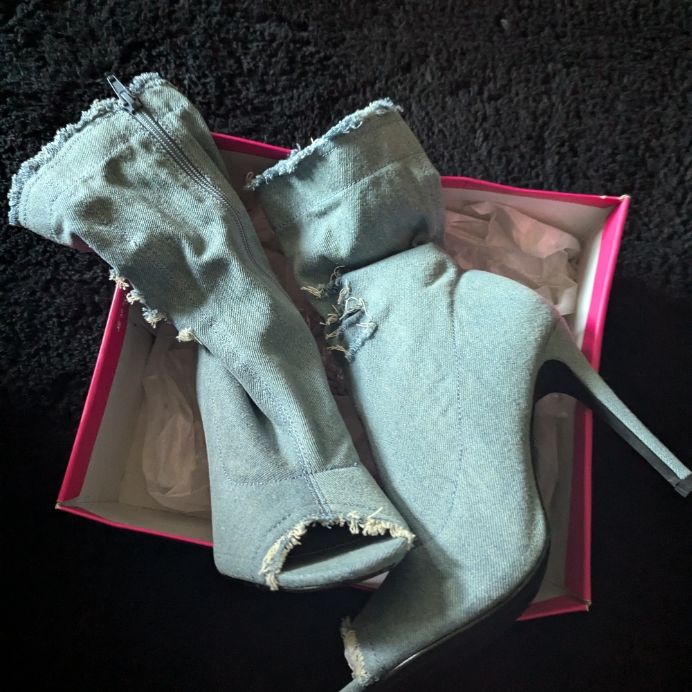 Boots - Picture 3 of 4